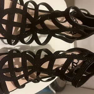 Size 8 maybe 8.5 in woman’s.